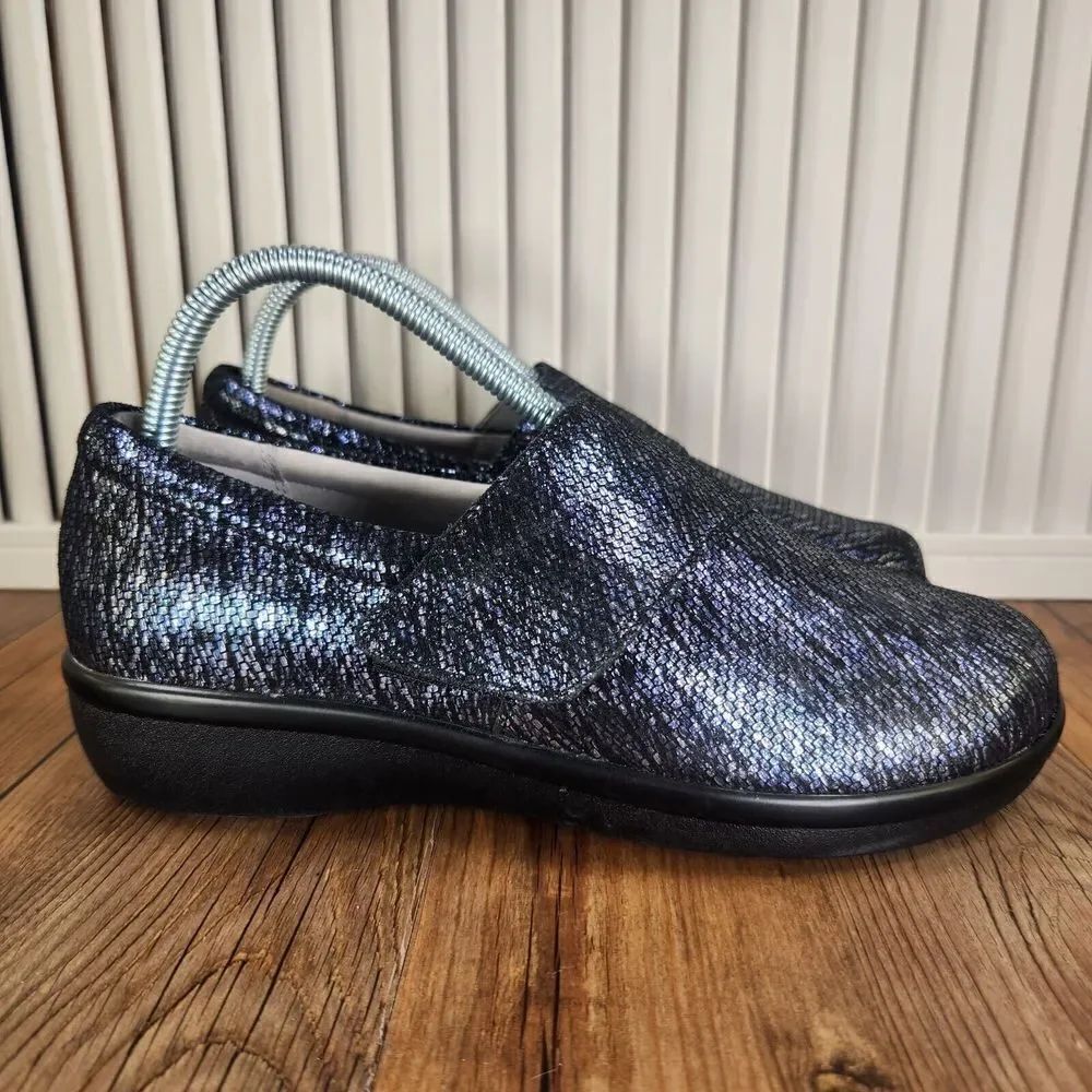 Alegria Lauryn Women 8.5 EU 38W Wide Blue Iridescent Metallic Comfort Clog Shoes